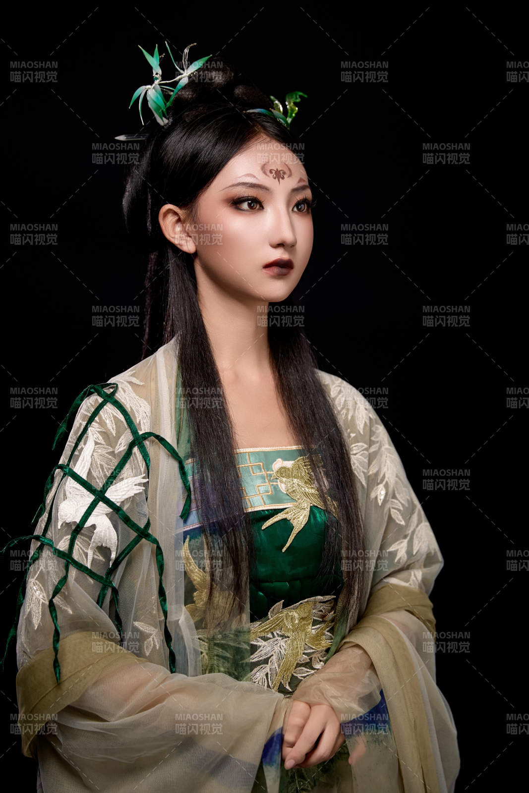 黑色背景下身穿古装汉服的东方女子图片