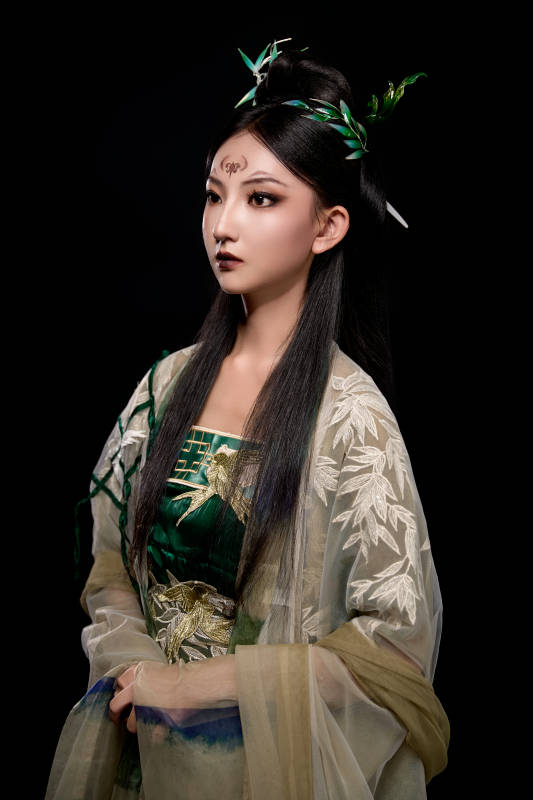 黑色背景下身穿古装汉服的东方女子图片