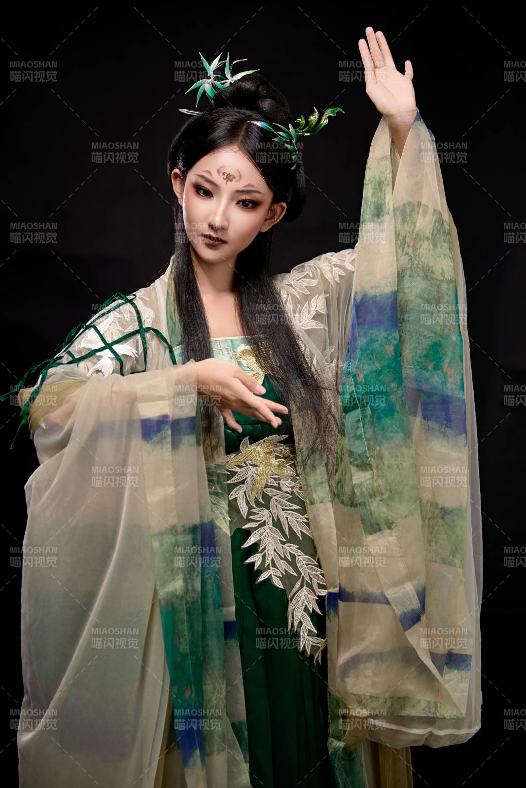 黑色背景下身穿古装汉服的东方女子图片