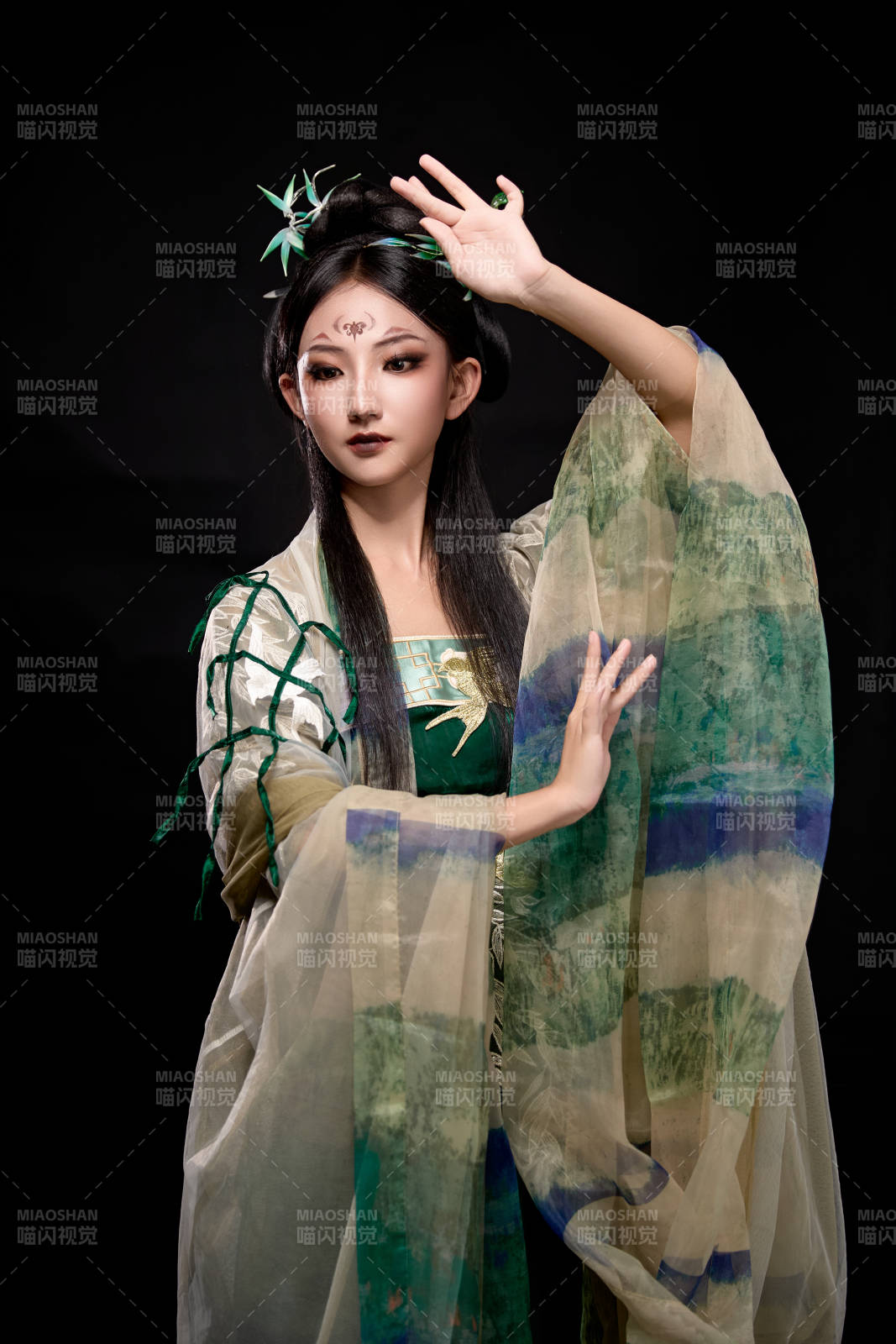 黑色背景下身穿古装汉服的东方女子图片