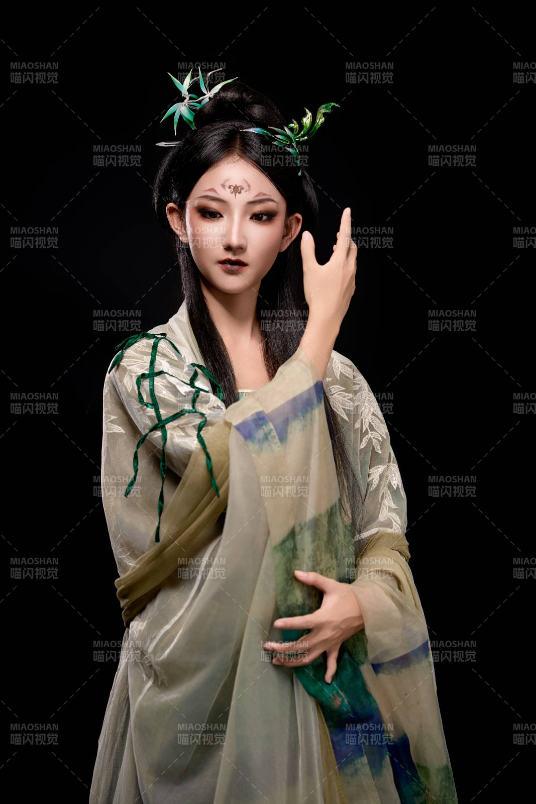 黑色背景下身穿古装汉服的东方女子图片