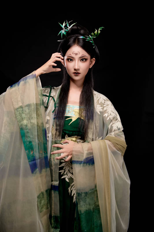 黑色背景下身穿古装汉服的东方女子图片