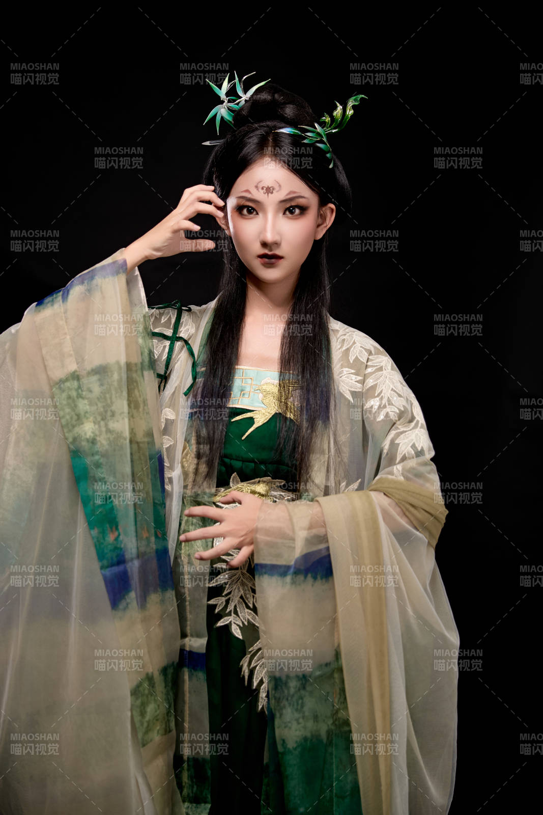 黑色背景下身穿古装汉服的东方女子图片