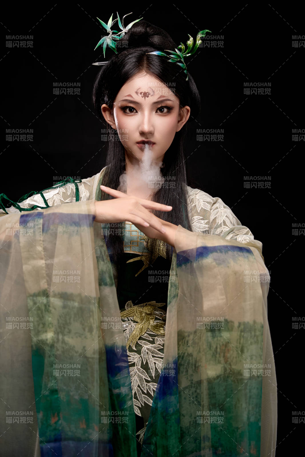 黑色背景下身穿古装汉服的东方女子图片