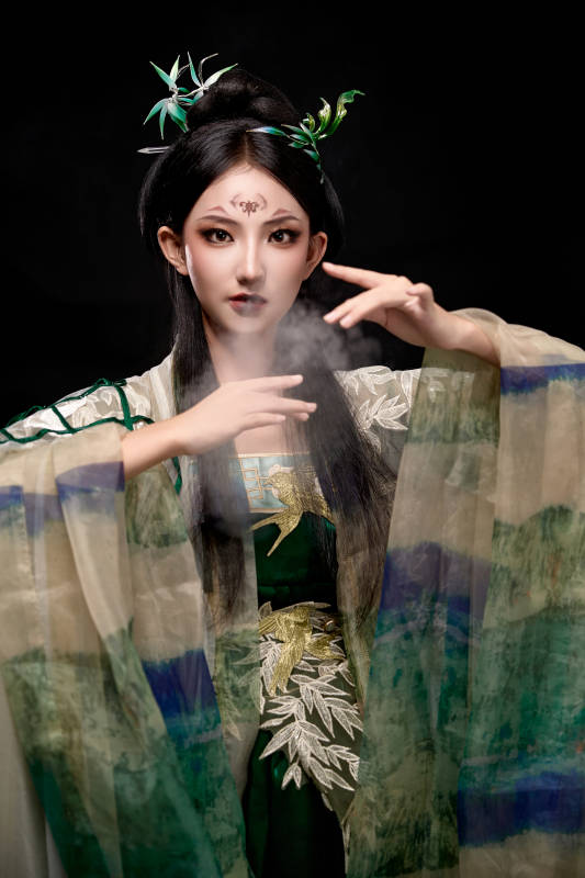 黑色背景下身穿古装汉服的东方女子图片