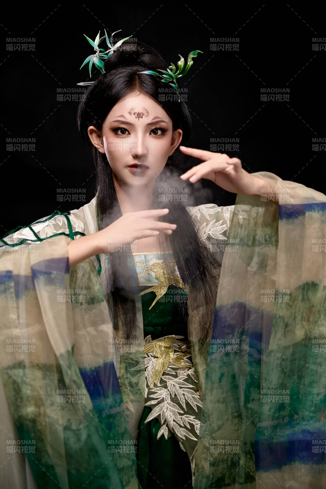 黑色背景下身穿古装汉服的东方女子图片