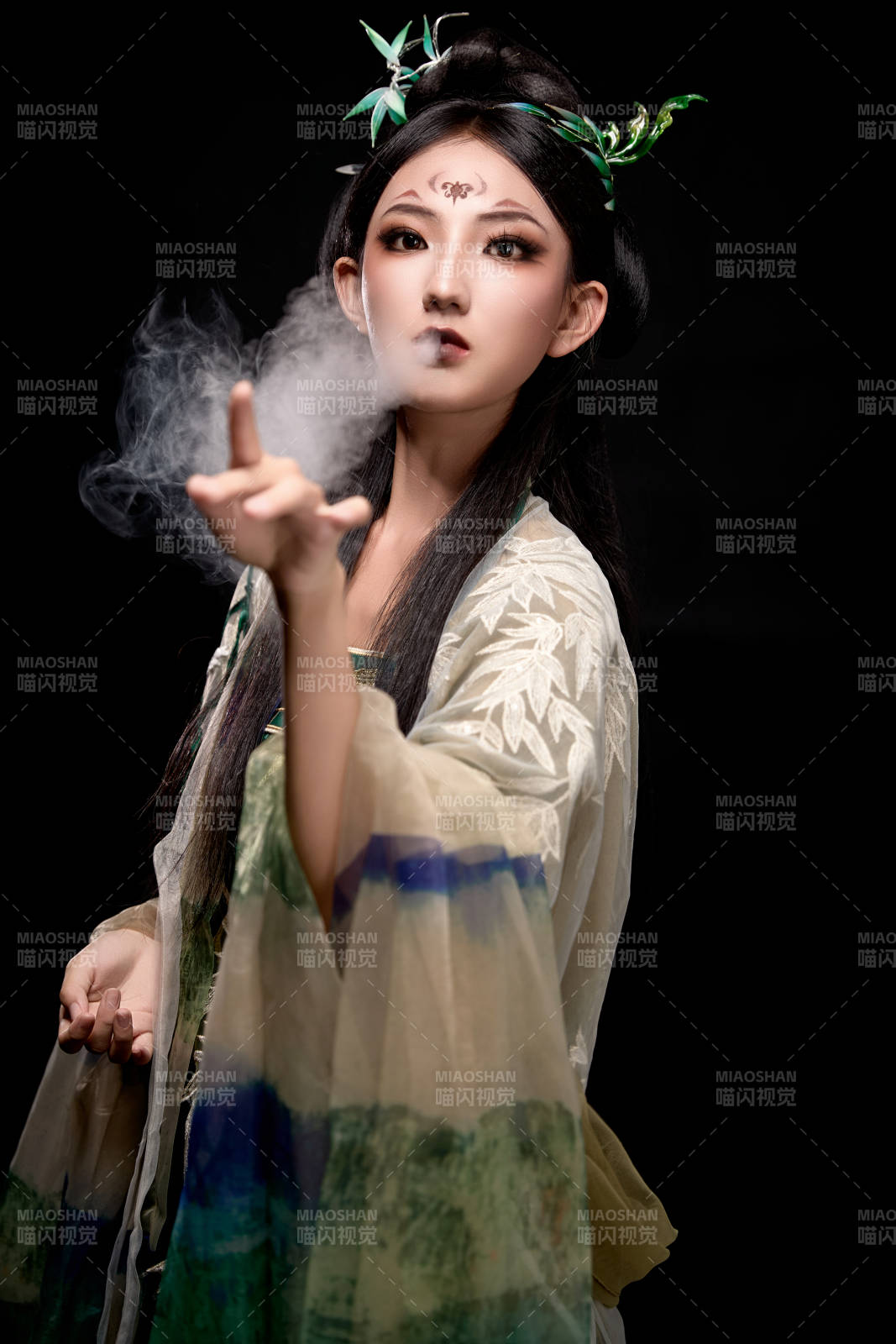 黑色背景下身穿古装汉服的东方女子图片