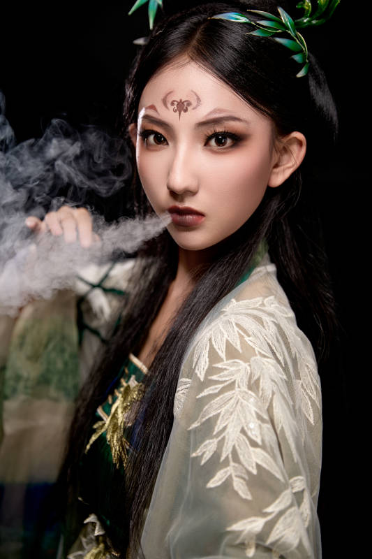 黑色背景下身穿古装汉服的东方女子图片