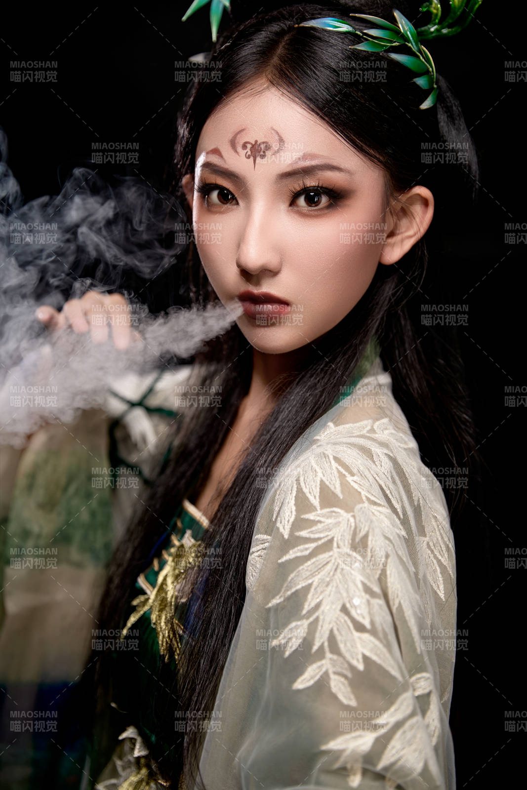 黑色背景下身穿古装汉服的东方女子图片