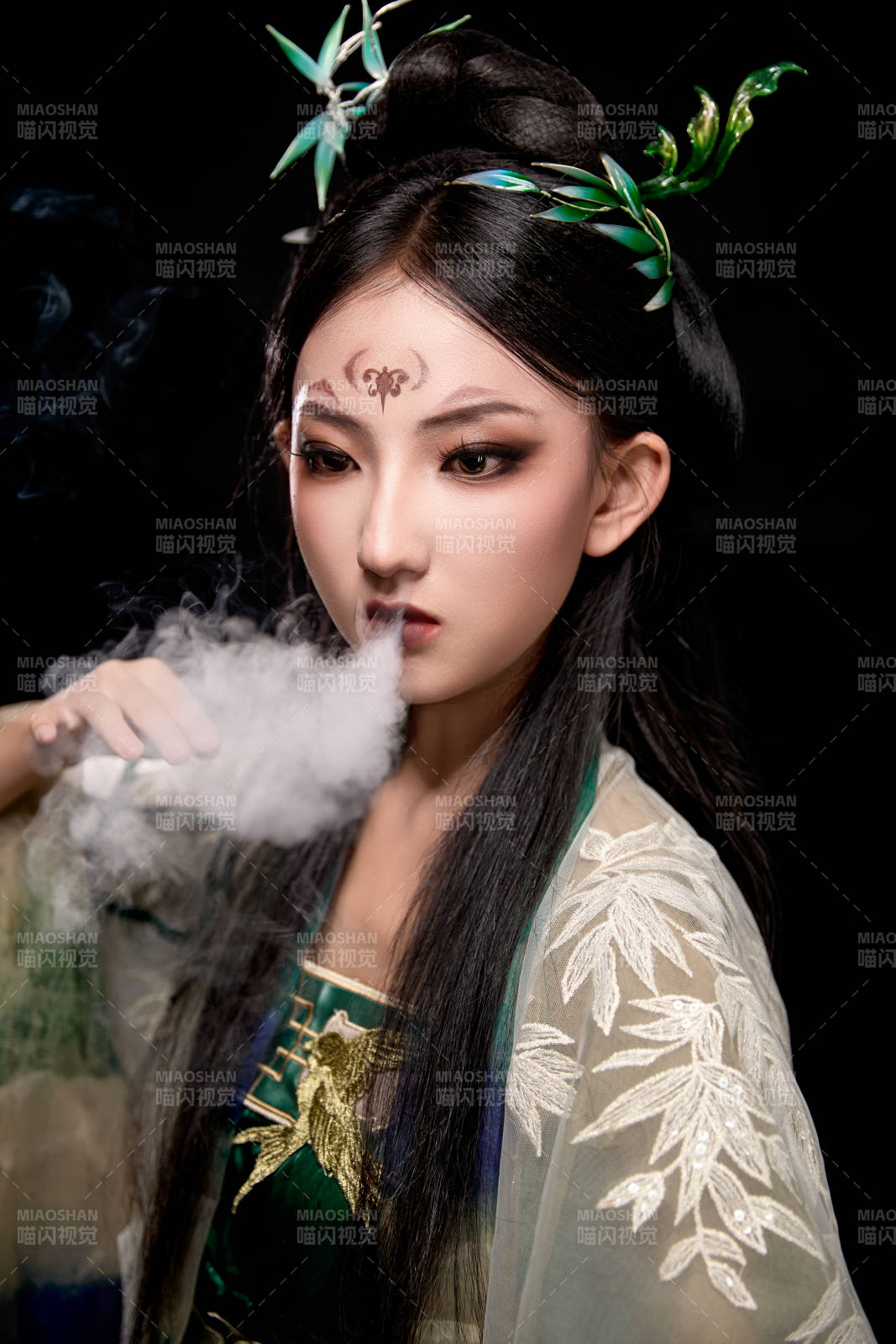 黑色背景下身穿古装汉服的东方女子图片