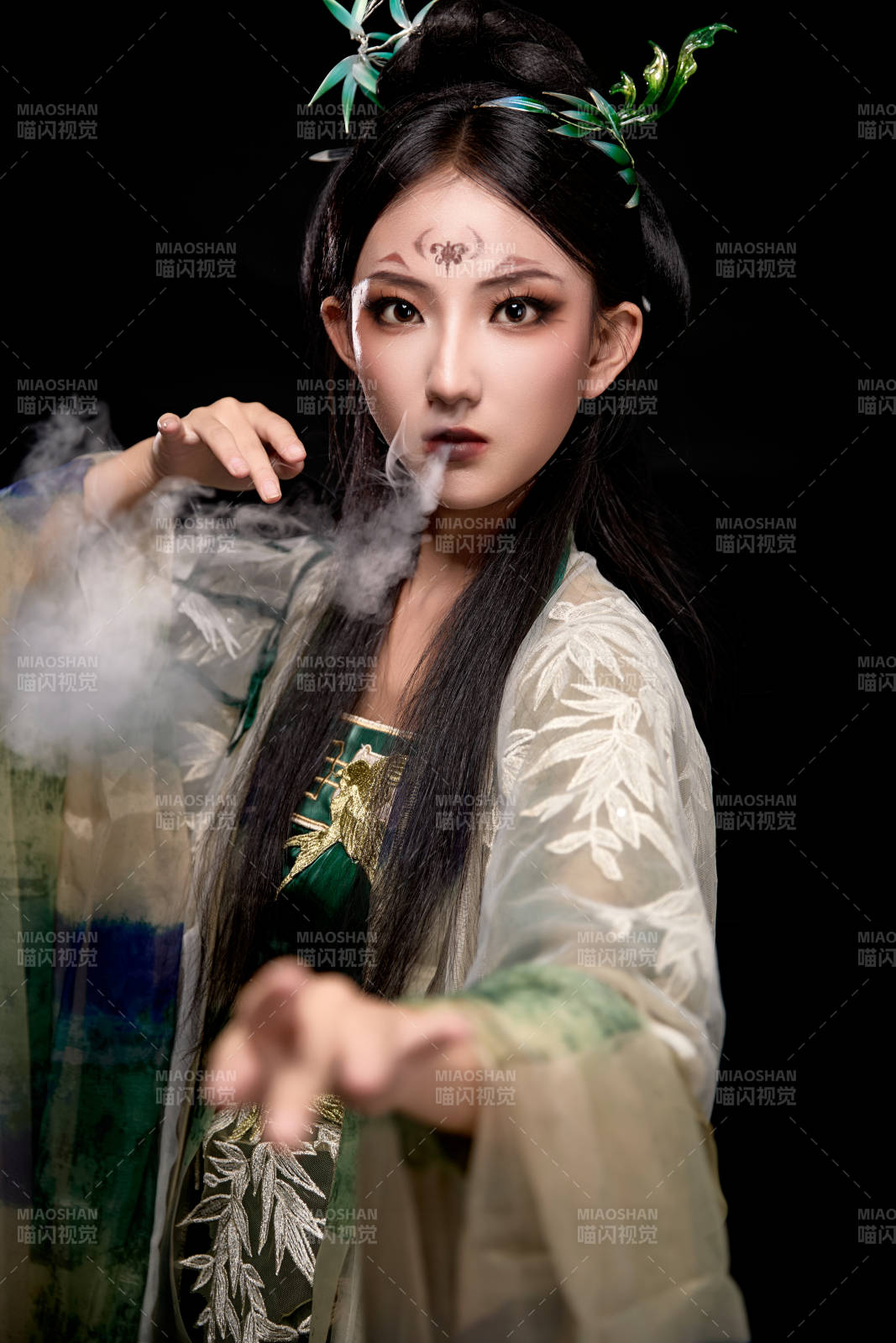 黑色背景下身穿古装汉服的东方女子图片