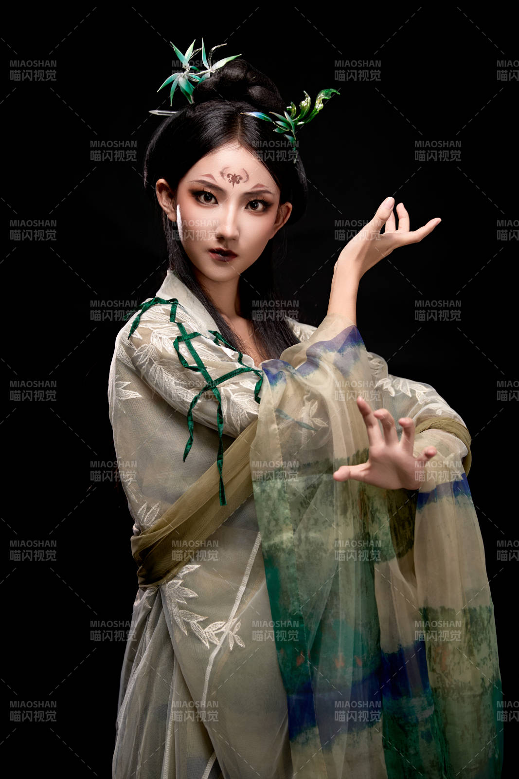 黑色背景下身穿古装汉服的东方女子图片