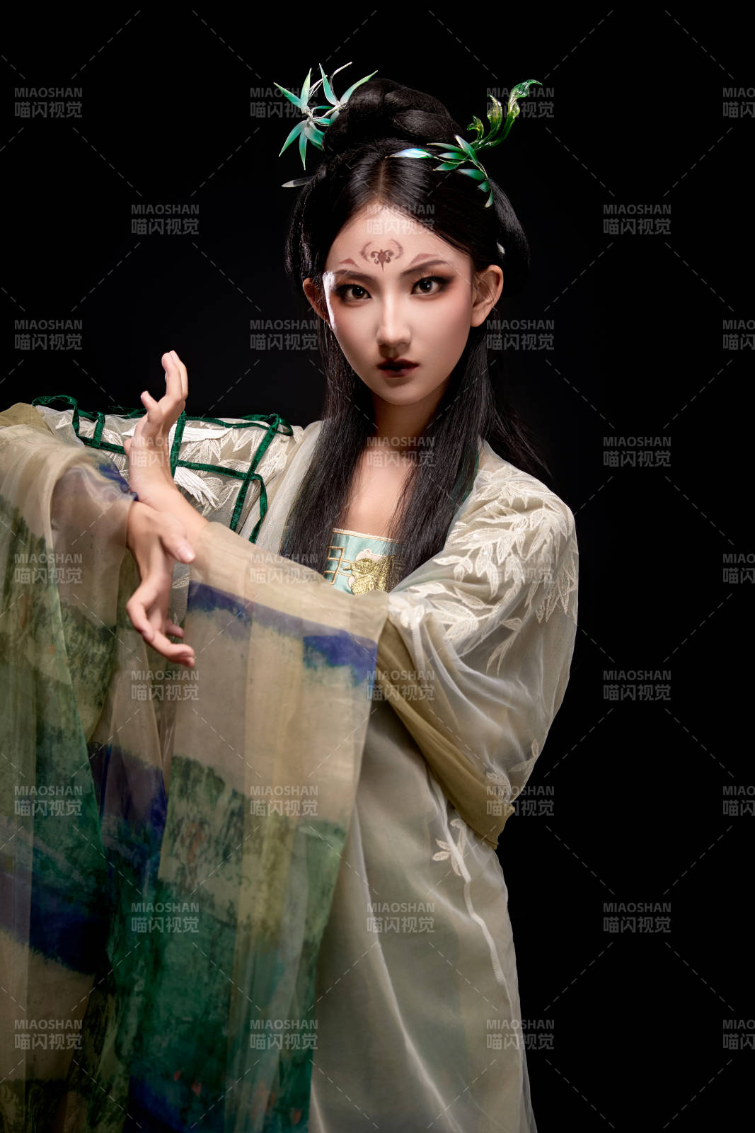 黑色背景下身穿古装汉服的东方女子图片