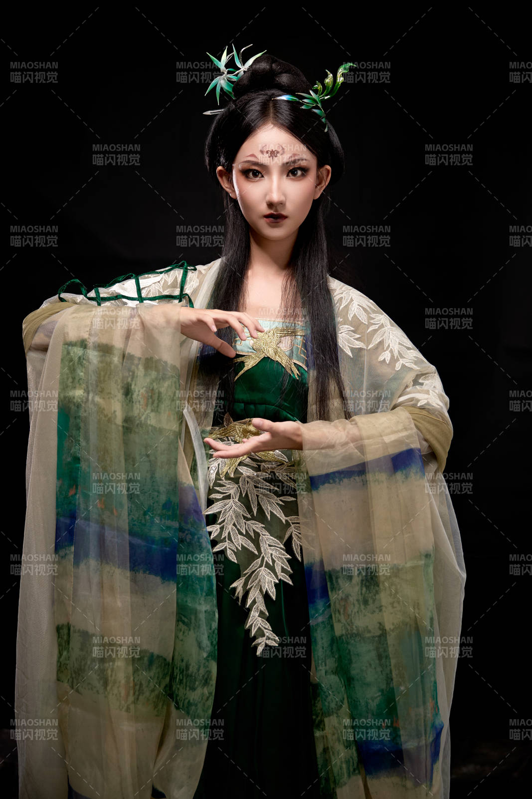 黑色背景下身穿古装汉服的东方女子图片