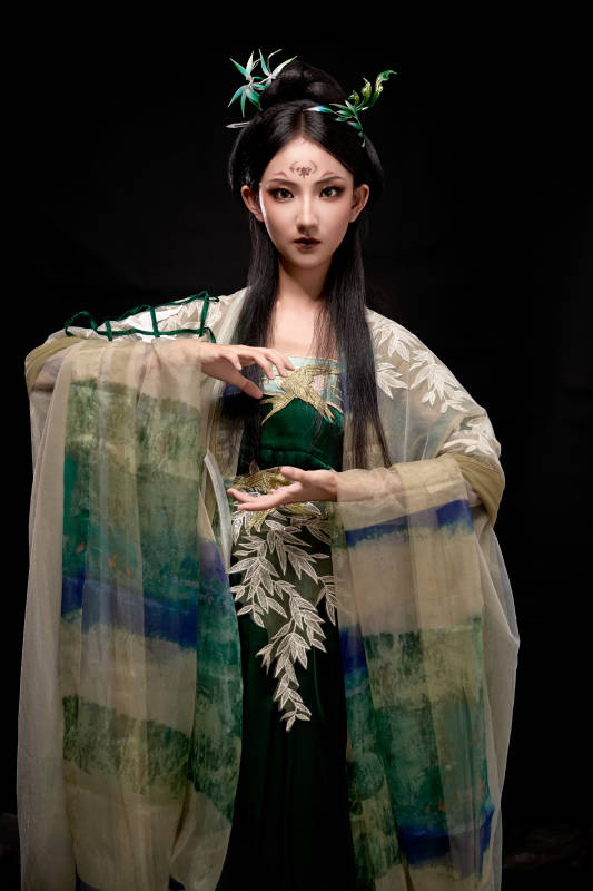 黑色背景下身穿古装汉服的东方女子图片