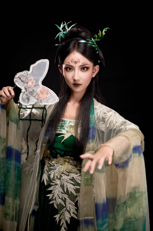 黑色背景下身穿古装汉服的东方女子图片