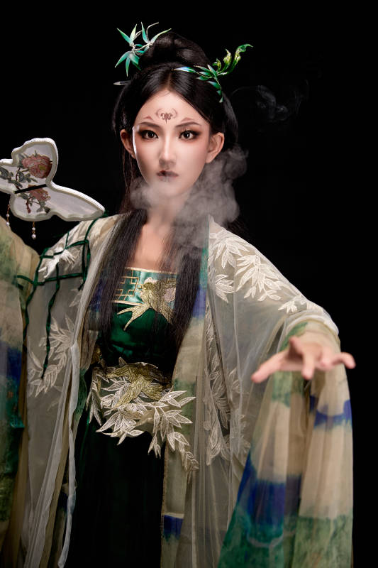 黑色背景下身穿古装汉服的东方女子图片