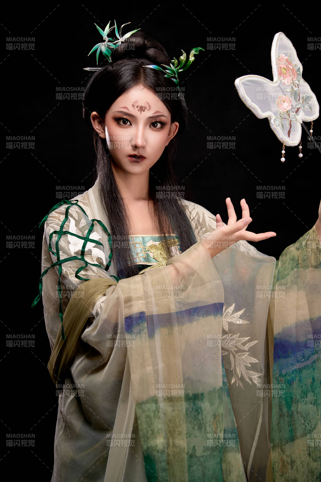 黑色背景下身穿古装汉服的东方女子图片