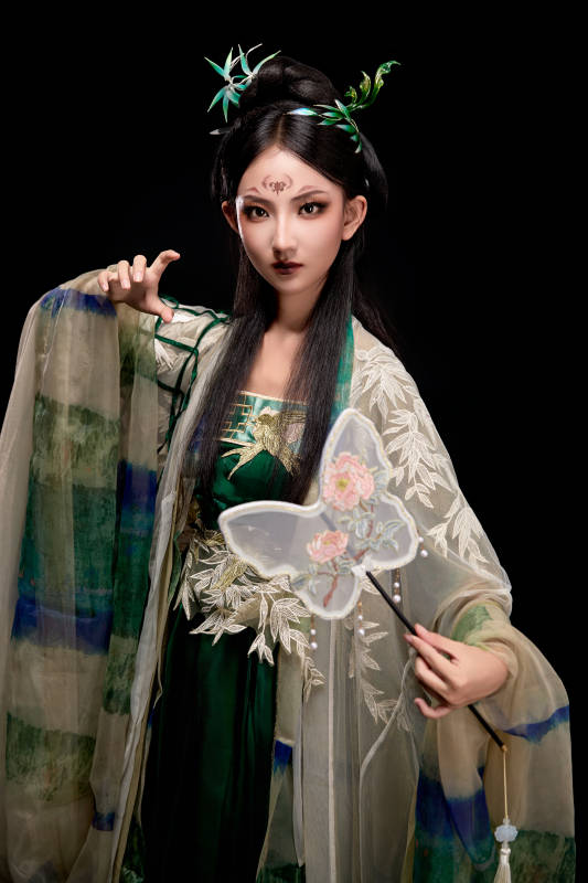 黑色背景下身穿古装汉服的东方女子图片