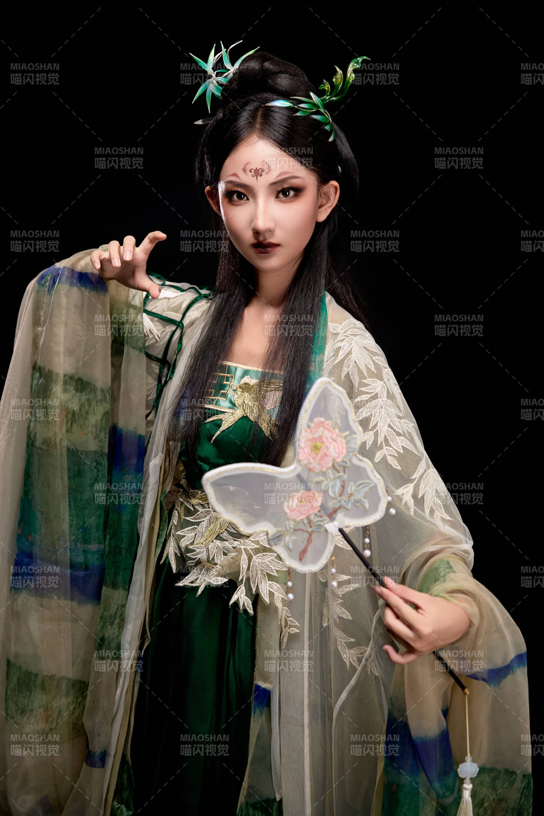 黑色背景下身穿古装汉服的东方女子图片