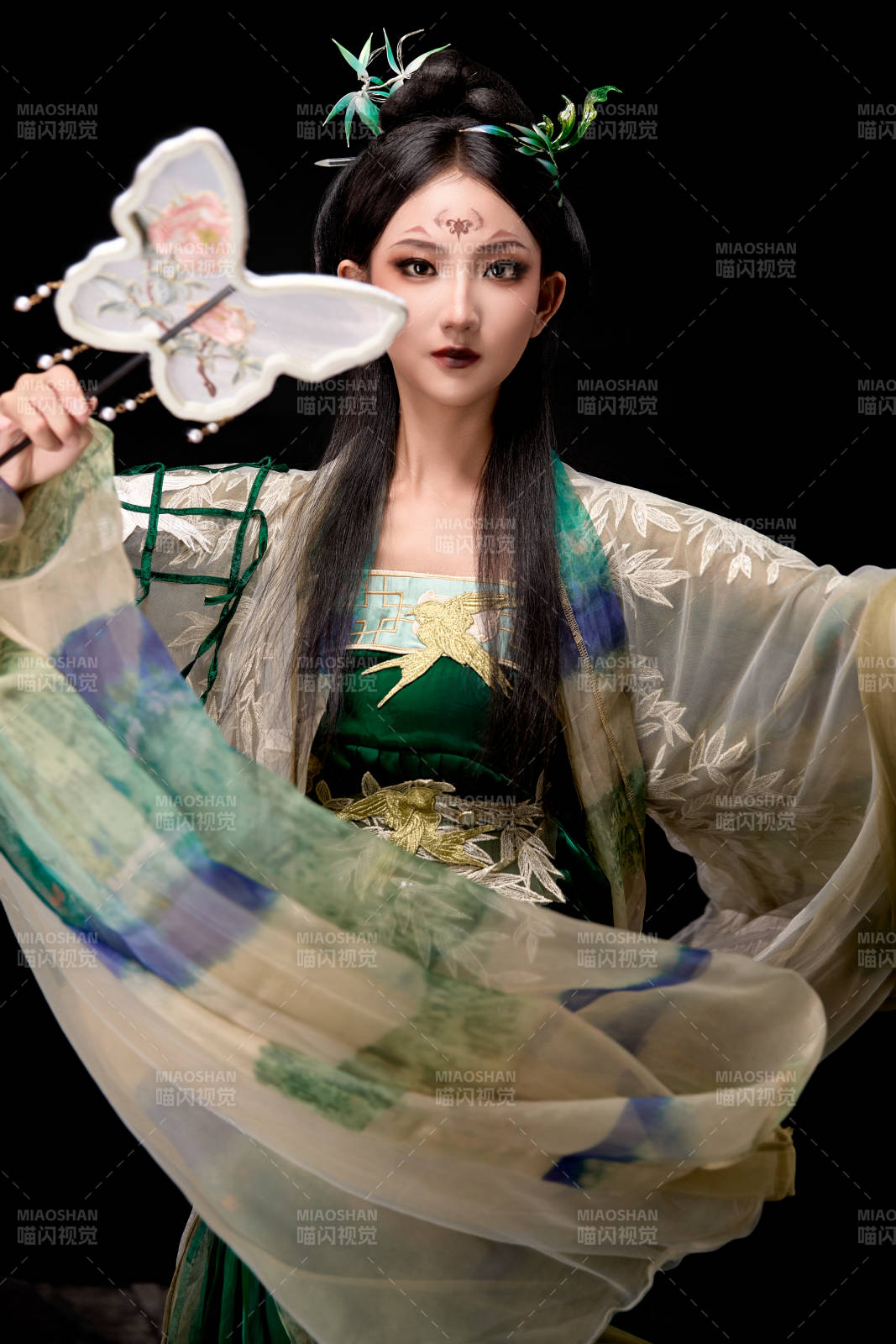 黑色背景下身穿古装汉服的东方女子图片