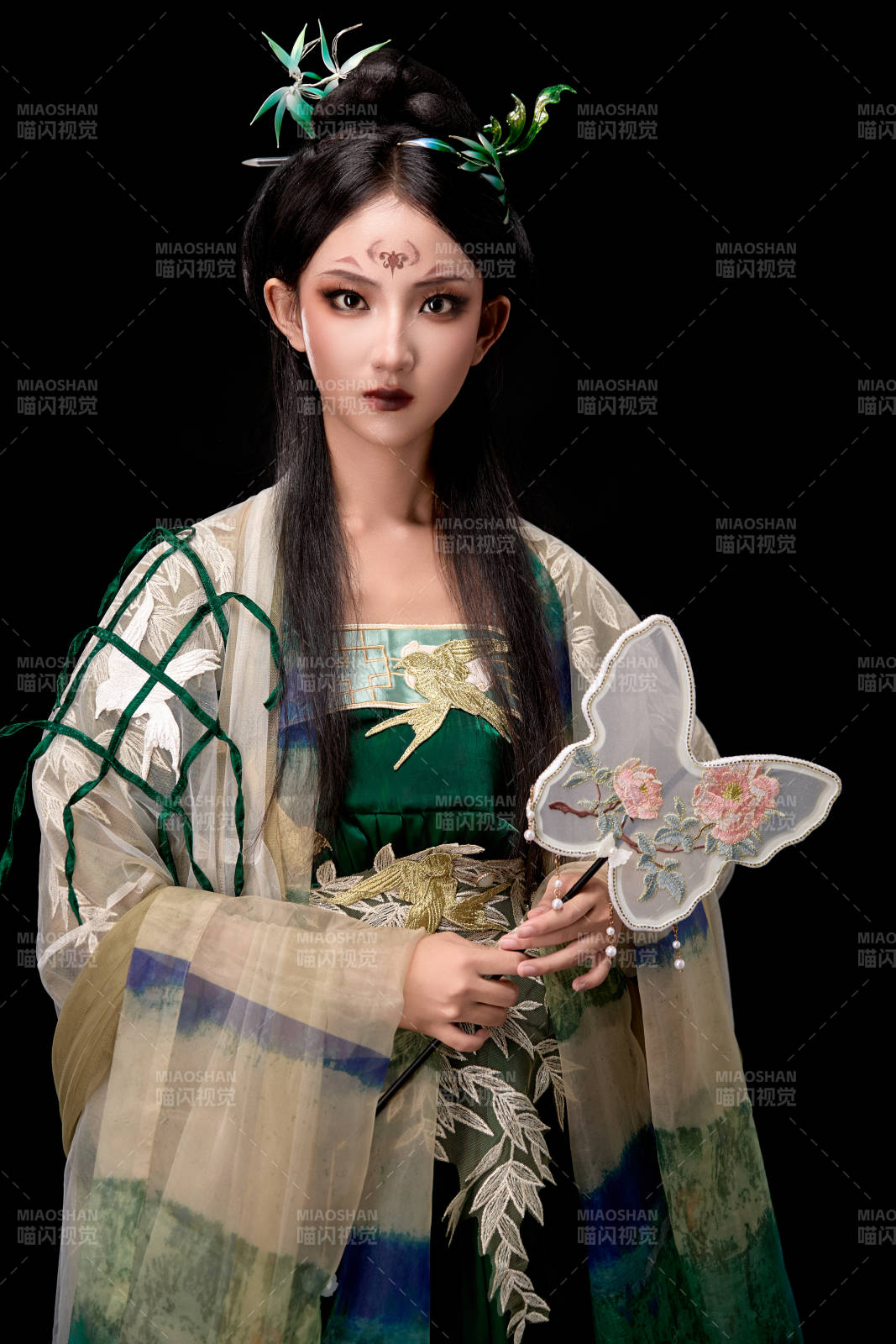 黑色背景下身穿古装汉服的东方女子图片