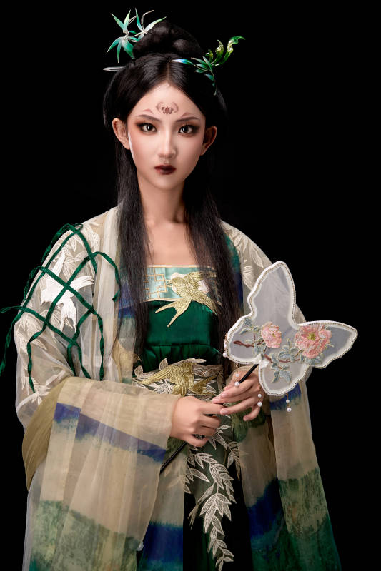 黑色背景下身穿古装汉服的东方女子图片