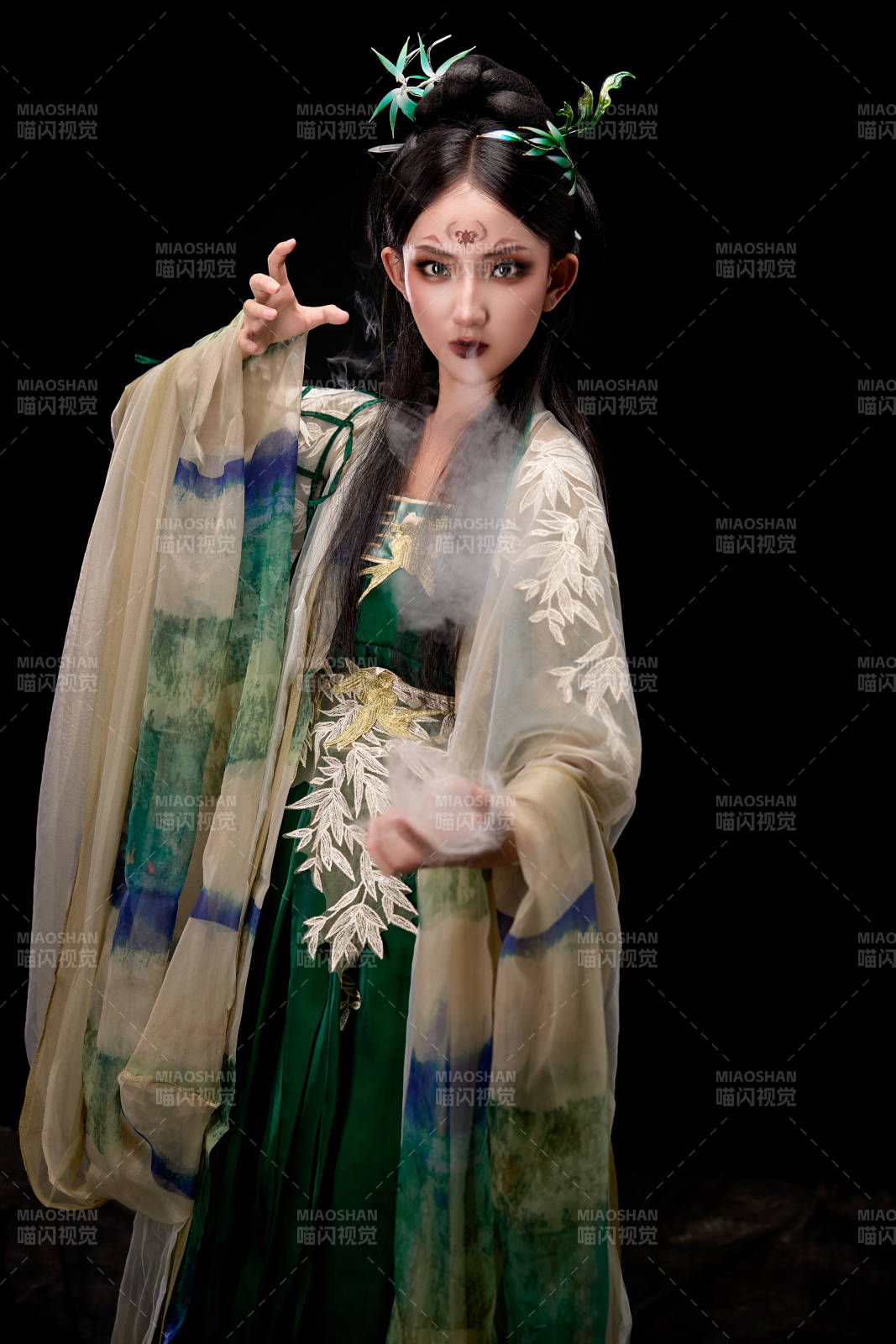 黑色背景下身穿古装汉服的东方女子图片