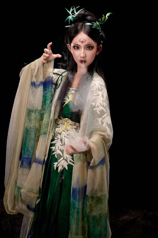 黑色背景下身穿古装汉服的东方女子图片