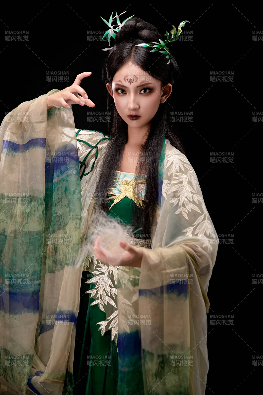 黑色背景下身穿古装汉服的东方女子图片