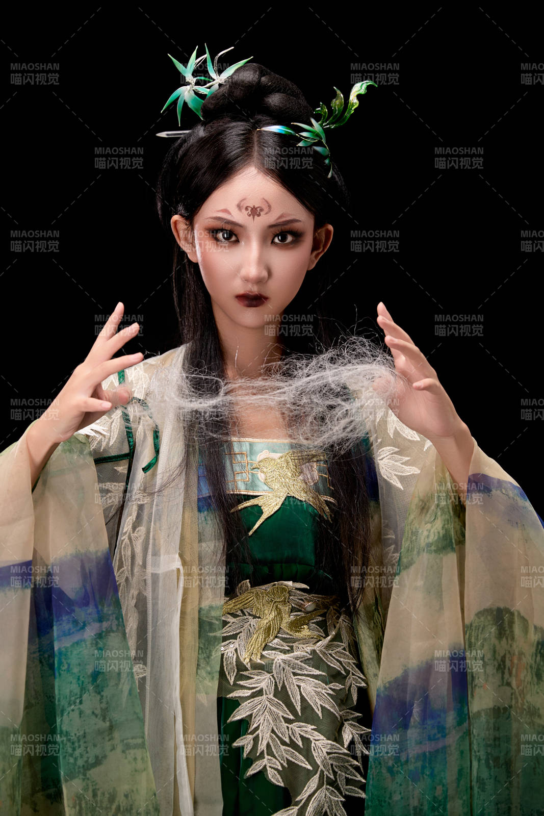 黑色背景下身穿古装汉服的东方女子图片