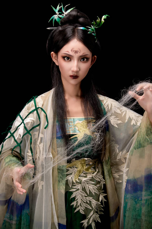 黑色背景下身穿古装汉服的东方女子图片