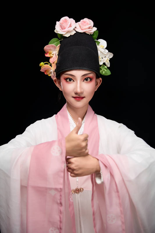 身着中国传统粤剧戏曲反串装扮的青年女性图片