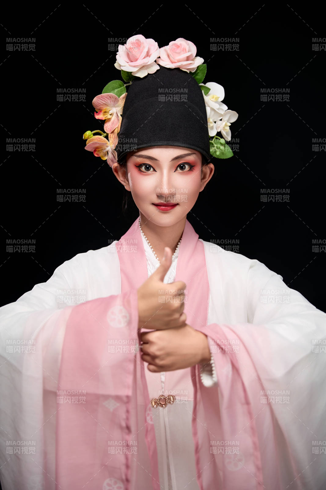 身着中国传统粤剧戏曲反串装扮的青年女性图片