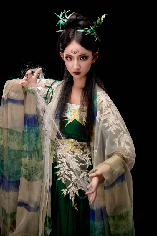 黑色背景下身穿古装汉服的东方女子图片