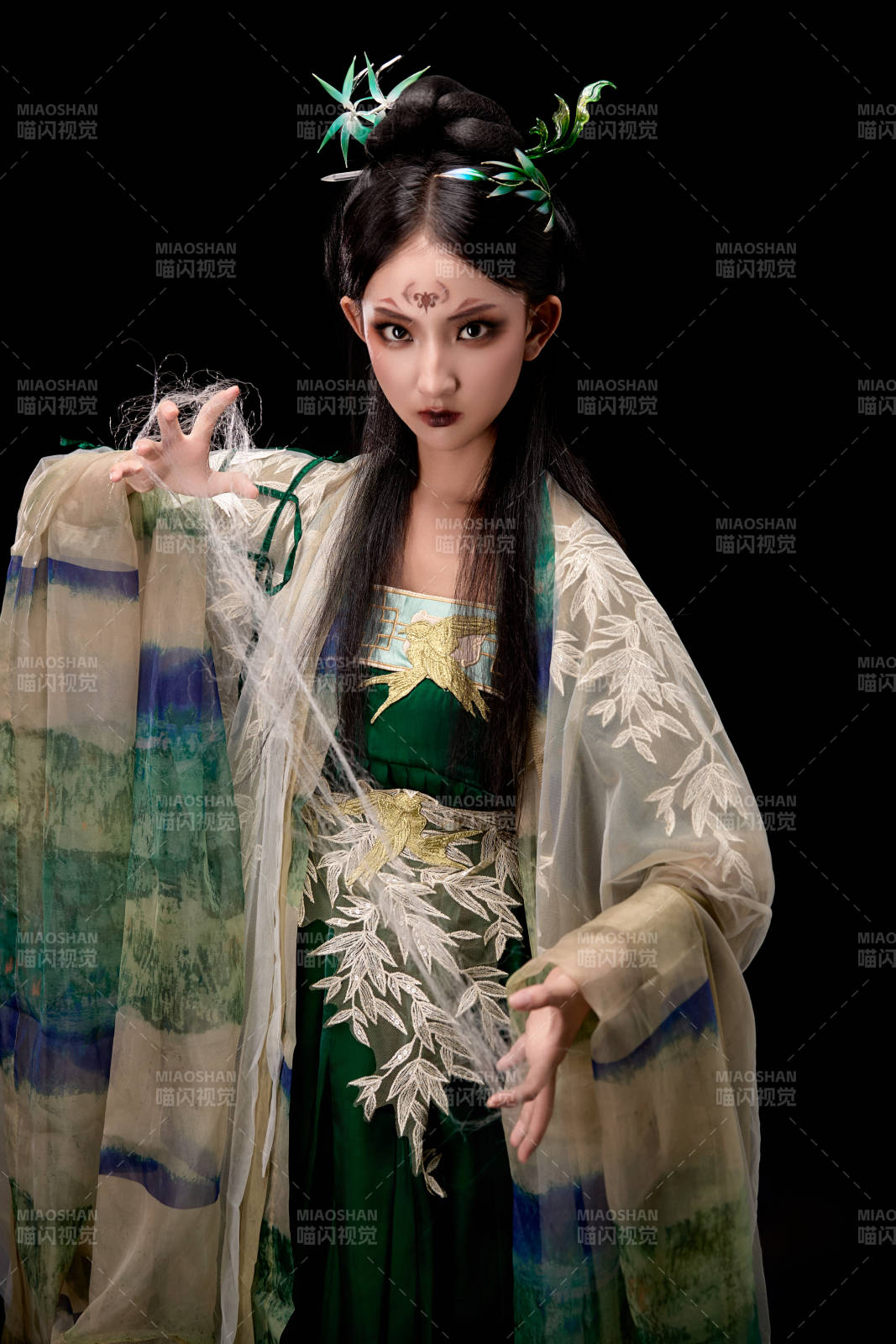 黑色背景下身穿古装汉服的东方女子图片