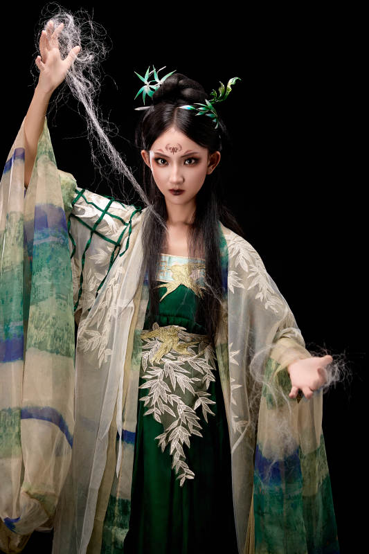 黑色背景下身穿古装汉服的东方女子图片