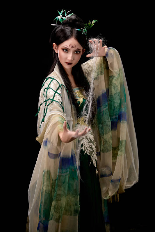 黑色背景下身穿古装汉服的东方女子图片