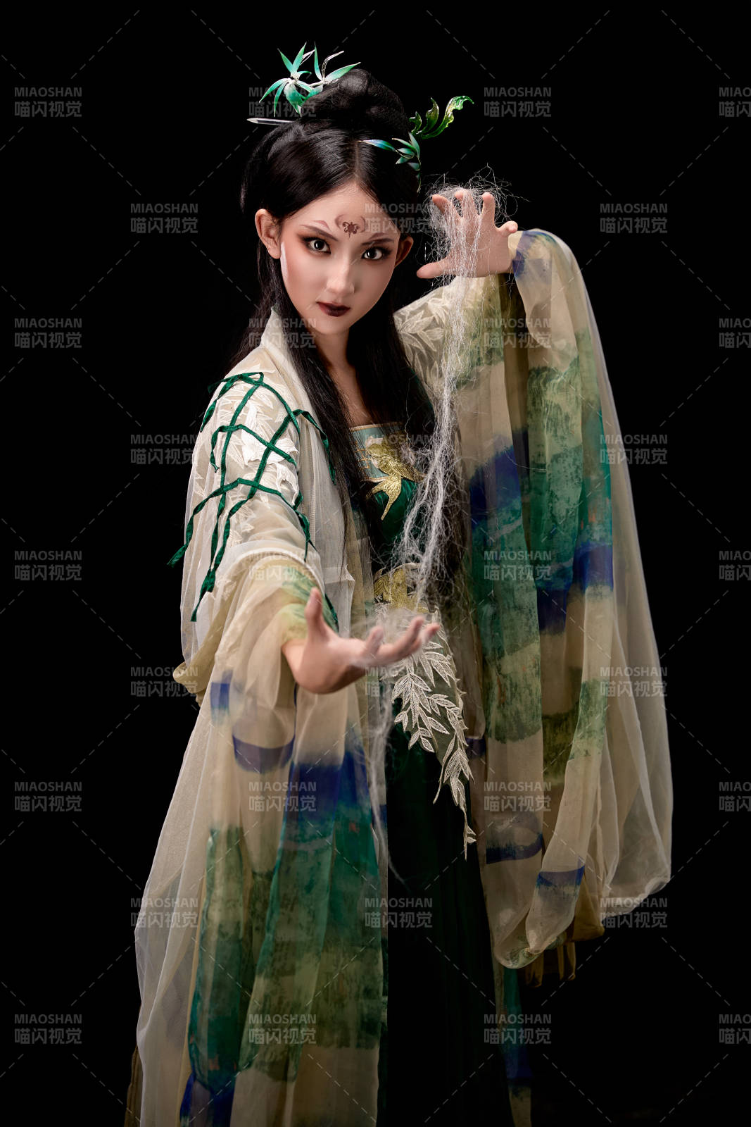 黑色背景下身穿古装汉服的东方女子图片