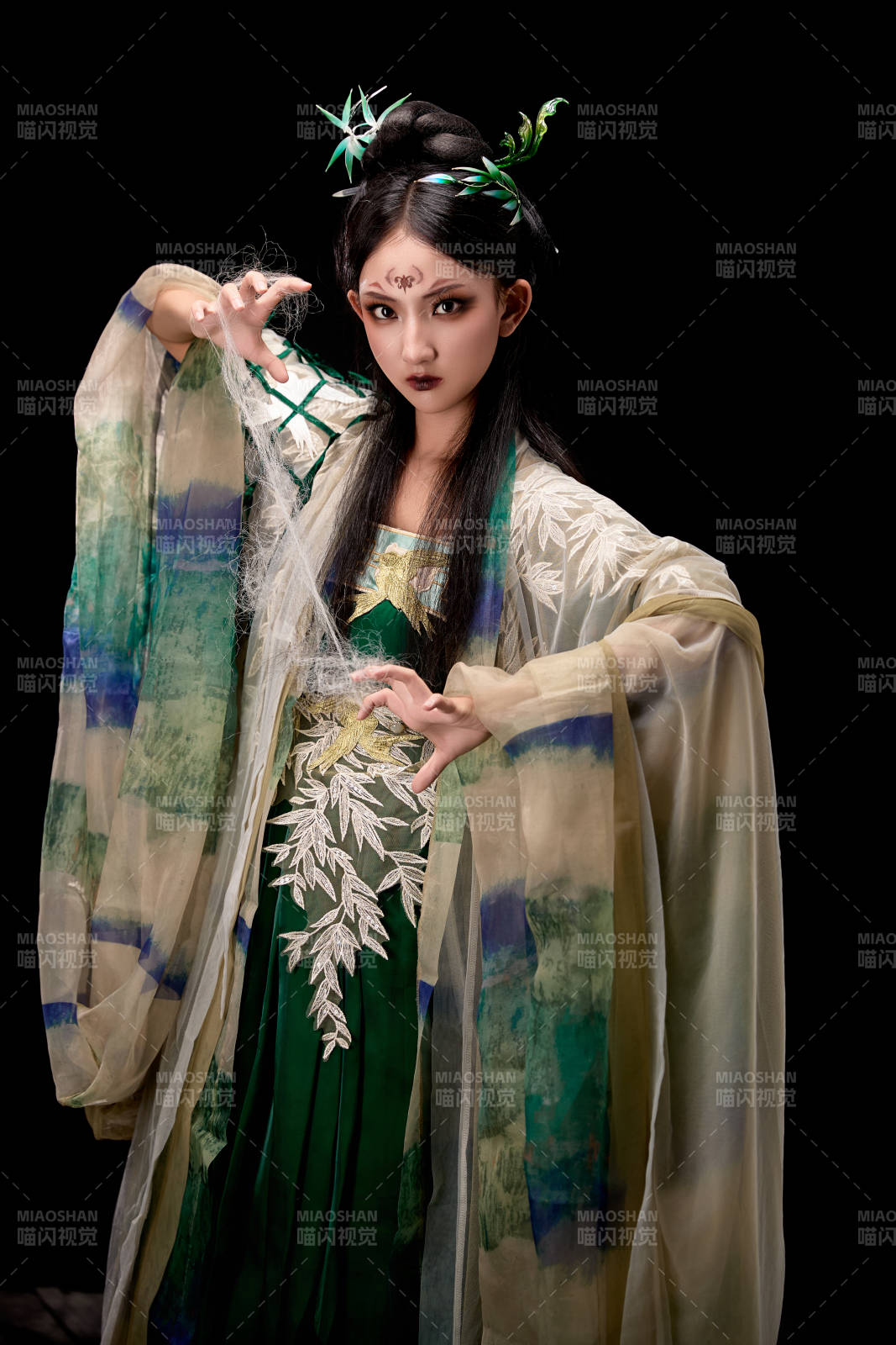 黑色背景下身穿古装汉服的东方女子图片