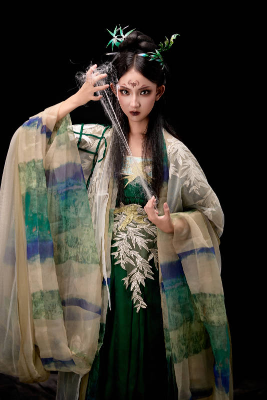 黑色背景下身穿古装汉服的东方女子图片