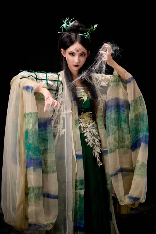 黑色背景下身穿古装汉服的东方女子图片