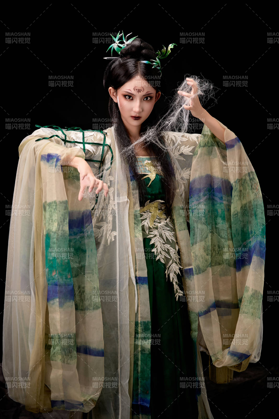 黑色背景下身穿古装汉服的东方女子图片