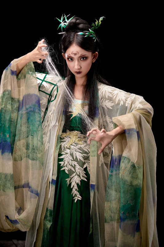 黑色背景下身穿古装汉服的东方女子图片