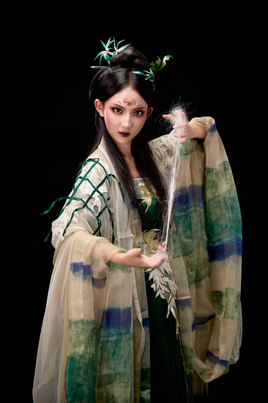 黑色背景下身穿古装汉服的东方女子图片