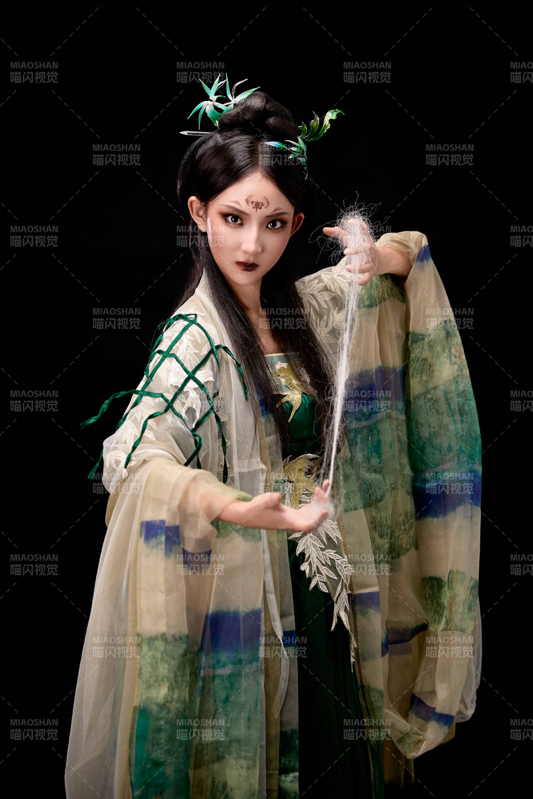 黑色背景下身穿古装汉服的东方女子图片