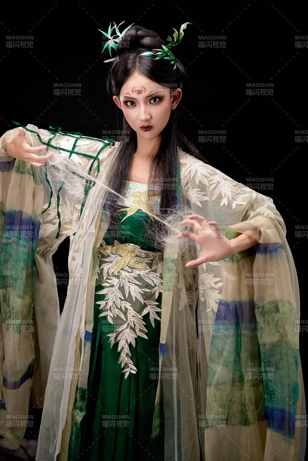 黑色背景下身穿古装汉服的东方女子图片