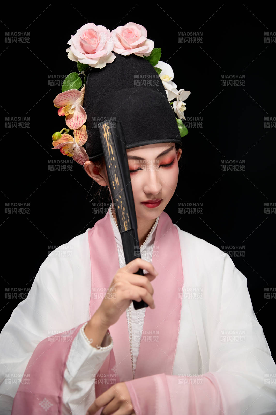 身着粤剧戏曲反串装扮手持折扇的青年女性图片