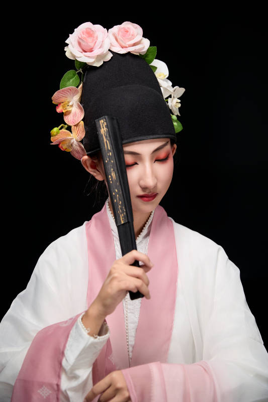 身着粤剧戏曲反串装扮手持折扇的青年女性图片