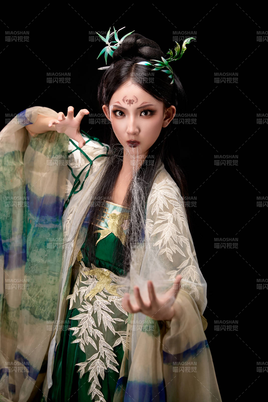 黑色背景下身穿古装汉服的东方女子图片